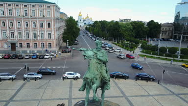 Sofiyskaya Meydanı, Kiev, Ukrayna Bohdan Khmelnytsky'e anıt havadan görünümü.