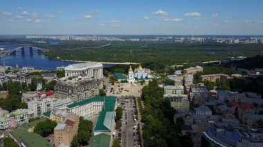 Kiev havadan görünümü. Volodymyrska St. St. Michael'ın altın kubbeli Manastırı. St. Sophia'nın Katedrali. Trukhanov Ostrov görünümü.