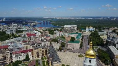 Kiev havadan görünümü. Volodymyrska St. St. Michael'ın altın kubbeli Manastırı. St. Sophia'nın Katedrali. Trukhanov Ostrov görünümü.