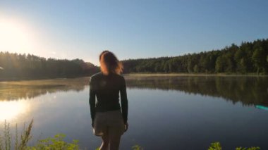 Sportif kadın göl yakınındaki manzarayı