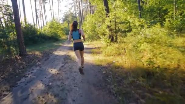 Mladá Žena Běží Lese Poblíž Jezera Při Západu Slunce Nebo — Stock video