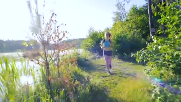 Giovane Donna Che Corre Nella Foresta Vicino Lago Durante Tramonto — Video Stock