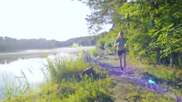 Mladá Žena Běží Lese Poblíž Jezera Při Západu Slunce Nebo — Stock video