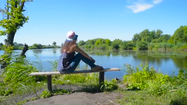 Jovem Sexo Feminino Sentado Perto Lago Campo — Vídeo de Stock