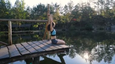 Sportif kadın göl yakınındaki manzarayı