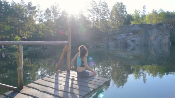 湖近くの眺めを楽しみながらスポーティな女性 — ストック動画