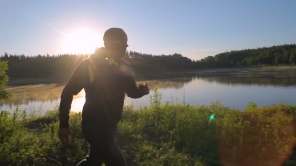 Macho Jovem Correndo Perto Lago Durante Pôr Sol Nascer Sol — Vídeo de Stock