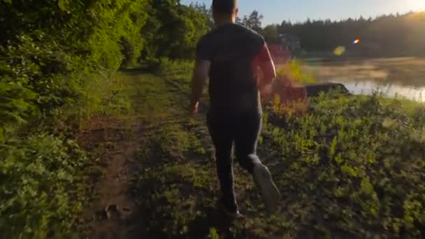 Macho Jovem Correndo Perto Lago Durante Pôr Sol Nascer Sol — Vídeo de Stock