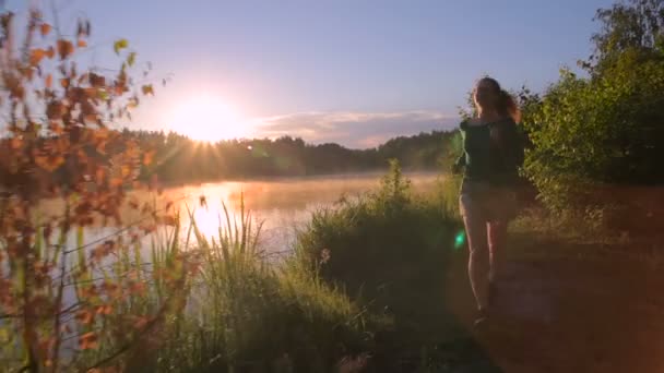 Göl Yakınındaki Ormanda Günbatımı Veya Gündoğumu Sırasında Çalışan Genç Sportif — Stok video