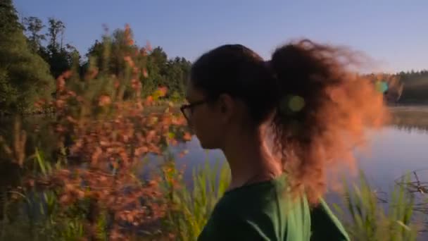 年轻运动女性奔跑在森林附近在湖在日落或日出期间 — 图库视频影像