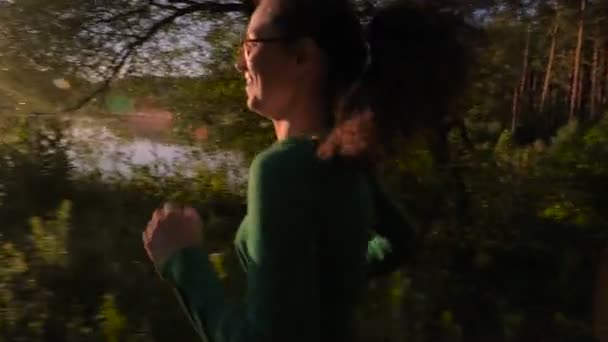 Jovem Fêmea Desportiva Correndo Floresta Perto Lago Durante Pôr Sol — Vídeo de Stock