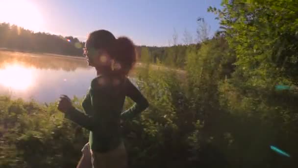 Joven Hembra Deportiva Corriendo Bosque Cerca Del Lago Durante Atardecer — Vídeos de Stock