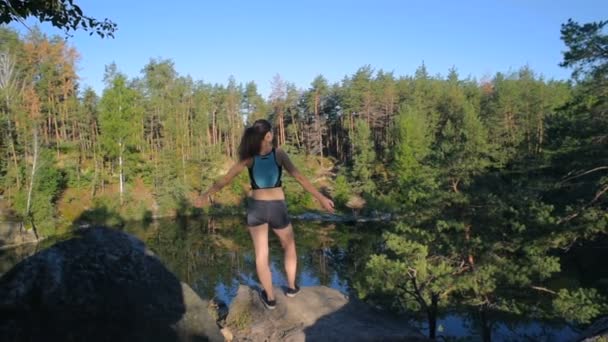 Jovem Mulher Esportiva Desfrutando Vista Perto Lago — Vídeo de Stock