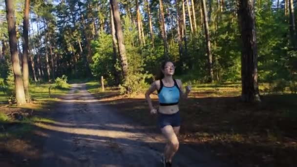 Jonge Sportieve Vrouw Lopen Bos Buurt Van Het Meer Tijdens — Stockvideo