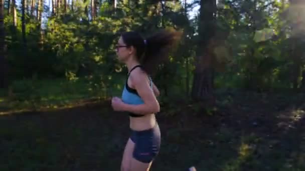 Joven Hembra Deportiva Corriendo Bosque Cerca Del Lago Durante Atardecer — Vídeo de stock