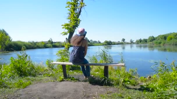 Jonge Vrouw Zitten Buurt Van Het Meer Platteland — Stockvideo