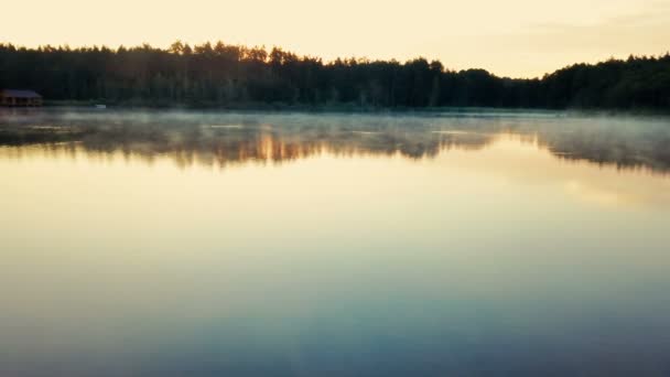 Hermoso Lago Brumoso Durante Amanecer — Vídeos de Stock