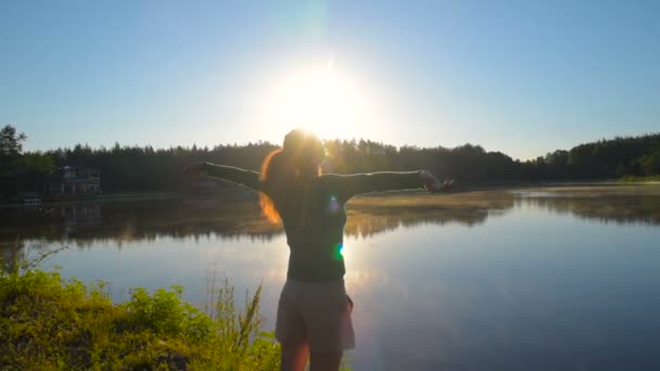 Νεαρή Γυναίκα Σπορ Απολαμβάνοντας Θέα Κοντά Στη Λίμνη — Αρχείο Βίντεο