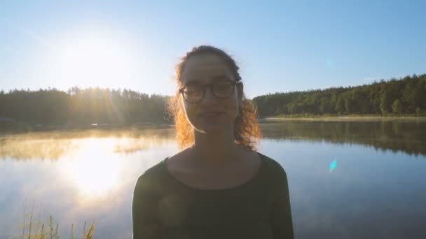 Νεαρή Γυναίκα Σπορ Απολαμβάνοντας Θέα Κοντά Στη Λίμνη — Αρχείο Βίντεο