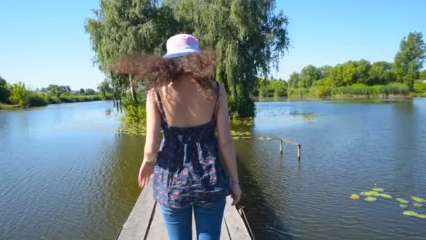 Jonge Vrouw Lopen Buurt Van Het Huis Lake Platteland — Stockvideo