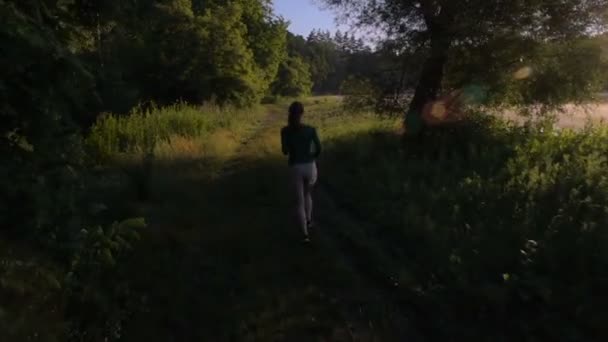 Jovem Fêmea Correndo Floresta Perto Lago Durante Pôr Sol Nascer — Vídeo de Stock