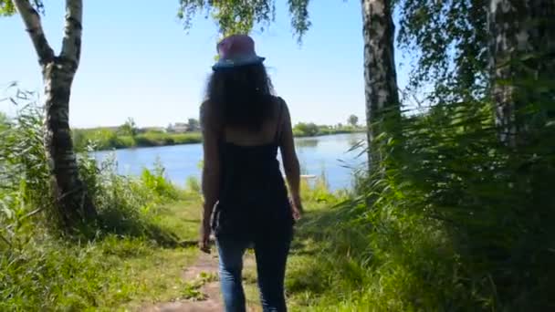 Unga Kvinnliga Promenader Skogen Nära Sjön Landsbygden — Stockvideo