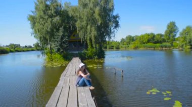 genç erkek evin kırsal kesimde göl kenarında yürüyüş