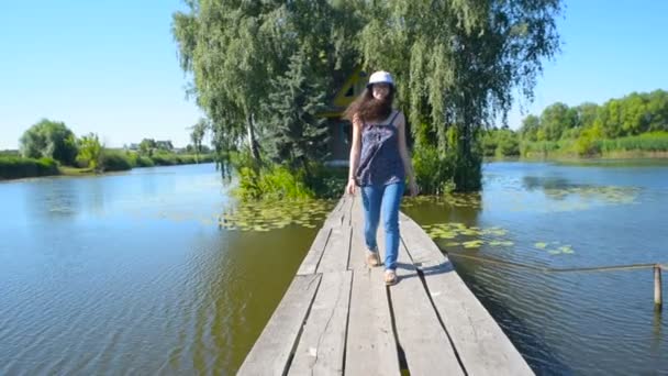 Молодая Женщина Идущая Рядом Домом Озере Сельской Местности — стоковое видео