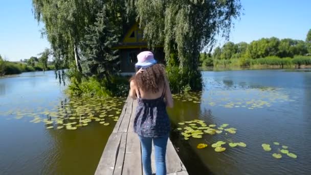 Tânără Femeie Mergând Lângă Casă Lac Mediul Rural — Videoclip de stoc