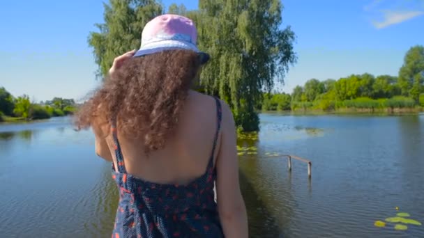 Νεαρές Περπάτημα Κοντά Στο Σπίτι Στη Λίμνη Στην Εξοχή — Αρχείο Βίντεο