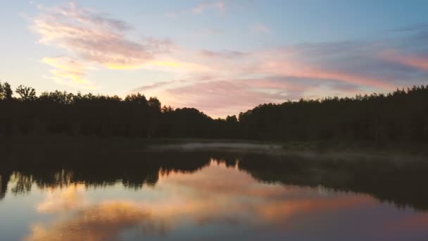 Красиве Туманне Озеро Під Час Сходу Сонця — стокове відео