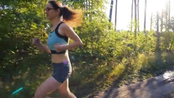 Νεαρή Γυναίκα Τρέχει Στο Δάσος Κοντά Στη Λίμνη Κατά Ηλιοβασίλεμα — Αρχείο Βίντεο