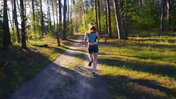 Молодая Женщина Бегает Лесу Возле Озера Время Заката Восхода Солнца — стоковое видео