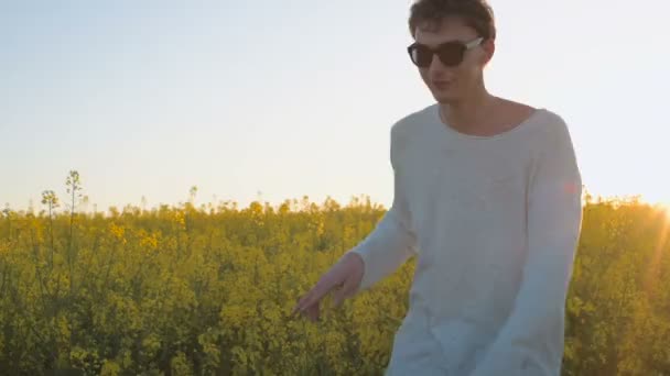 Fröhlicher Junger Mann Hat Spaß Auf Gelb Grüner Rapswiese — Stockvideo