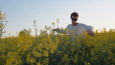 Mutlu genç adam var eğlenceli sarı yeşil tecavüz çayır