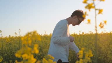 Mutlu genç adam var eğlenceli sarı yeşil tecavüz çayır