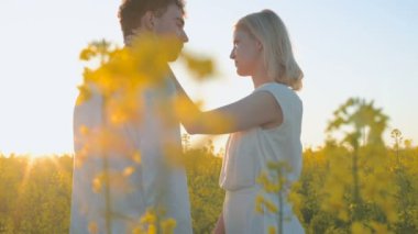 Mutlu genç çift sarı yeşil çayır tecavüz