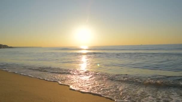 美丽的日出是热带海滩上空 — 图库视频影像