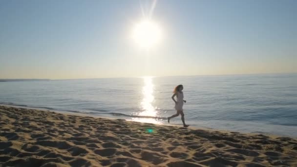 Jovem Bela Mulher Pôr Sol Praia — Vídeo de Stock