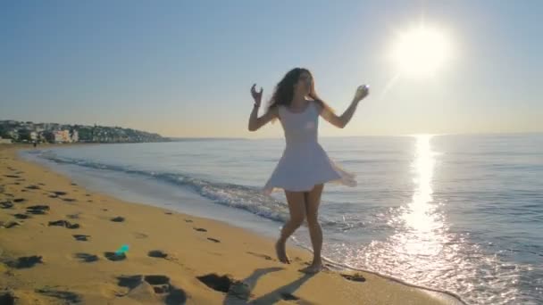 日落海滩的年轻美丽的妇女 — 图库视频影像