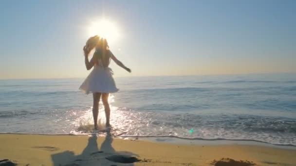 Joven Hermosa Mujer Playa Del Atardecer — Vídeo de stock