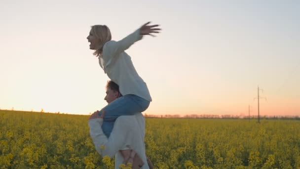 Happy Young Couple Yellow Green Rape Meadow — Stock Video