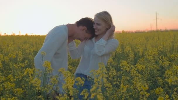 Jovem Casal Feliz Prado Estupro Verde Amarelo — Vídeo de Stock