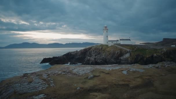 Schöner Leuchtturm Auf Einer Klippe Irland — Stockvideo