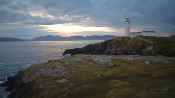 美丽的灯塔在悬崖上 爱尔兰 — 图库视频影像