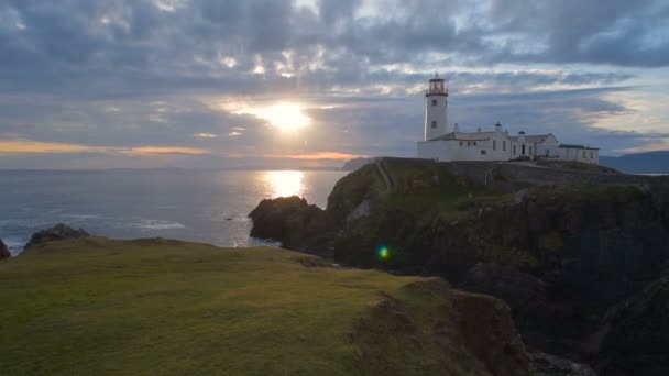 美丽的灯塔在悬崖上 爱尔兰 — 图库视频影像