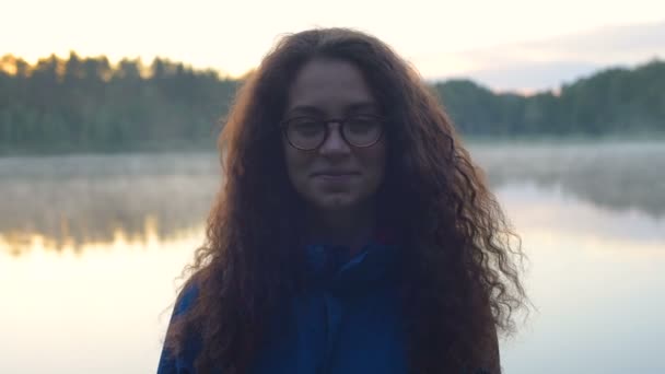田舎で湖の近くを歩く若い女性 — ストック動画