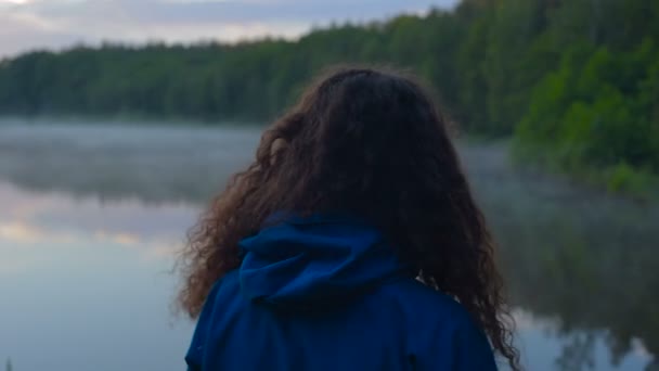 Νεαρή Γυναίκα Περπάτημα Κοντά Στη Λίμνη Στην Εξοχή — Αρχείο Βίντεο