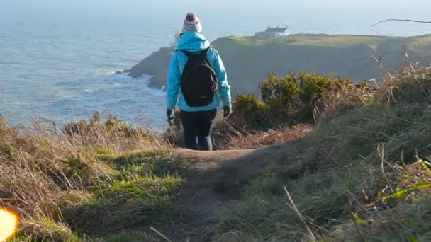 在爱尔兰霍斯海岸的年轻白种女性徒步旅行 — 图库视频影像