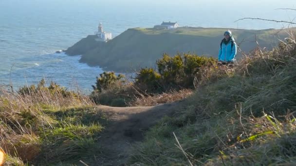 在爱尔兰霍斯海岸的年轻白种女性徒步旅行 — 图库视频影像